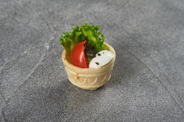 Тарталетка со моцареллой