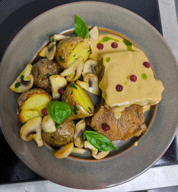 Говядина с соусом Ромеско, домашним картофелем и грибами