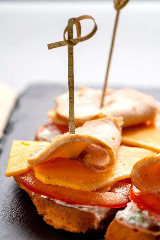 Канапе с курицей и сыром Чеддер