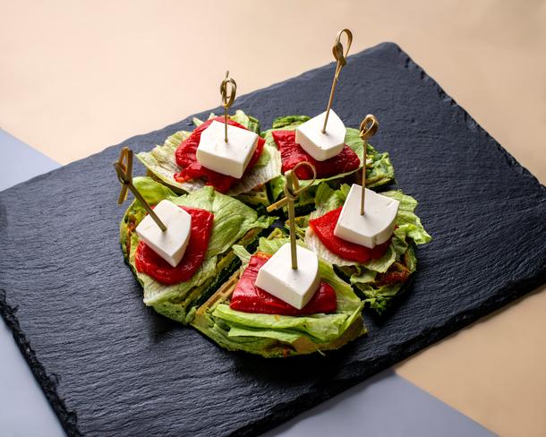 Канапе с сыром Фета и печеным перцем