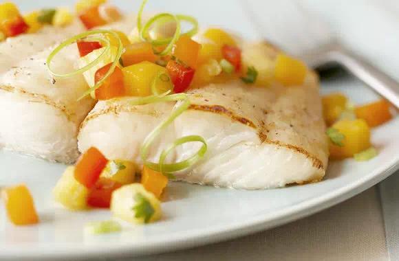 Треска в белом соусе с запеченными овощами