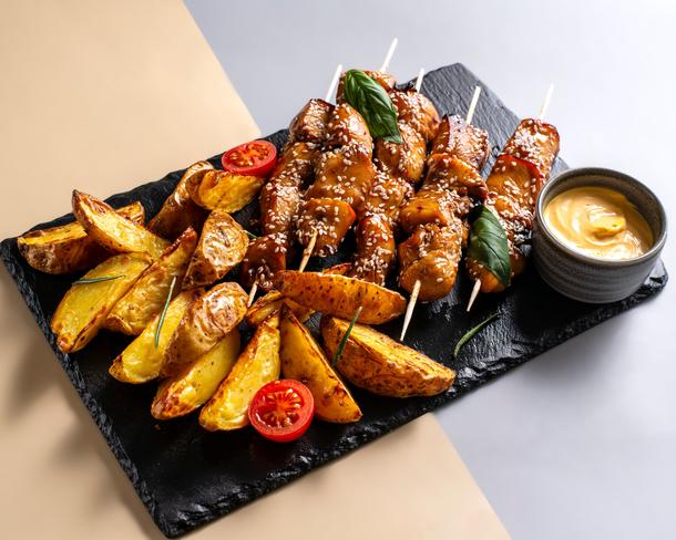 Шашлычки из куриного бедра терияки с картофелем и грибами