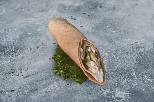 Блинчик с копченым куриным рулетом Блинчик с копченым куриным рулетом