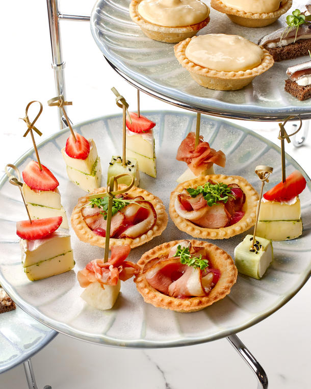 Тарталетка с с копченым утиным филе и гелем малина-коньяк Тарталетка с с копченым утиным филе и гелем малина-коньяк