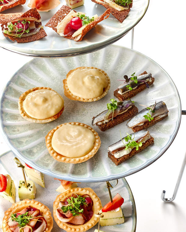 Тарталетка с томленой говядиной и сырной эспумой