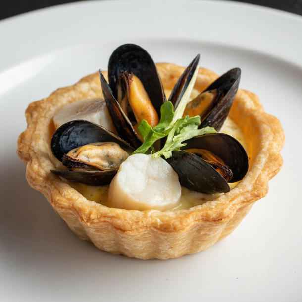 Жульен с сукдакои и мидиями в тарталетке